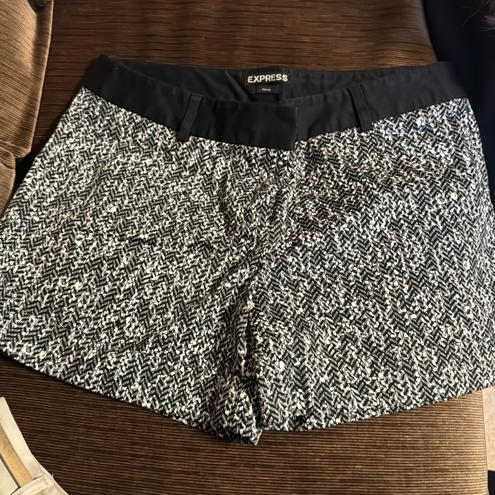 Express Editor size 8 black & white design shorts. New without tags, never worn